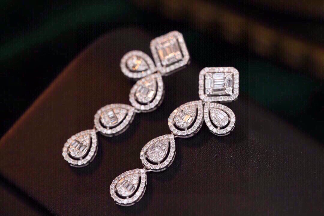 18k Gold Earrings, Studded with 1.50ct Natural Diamond 