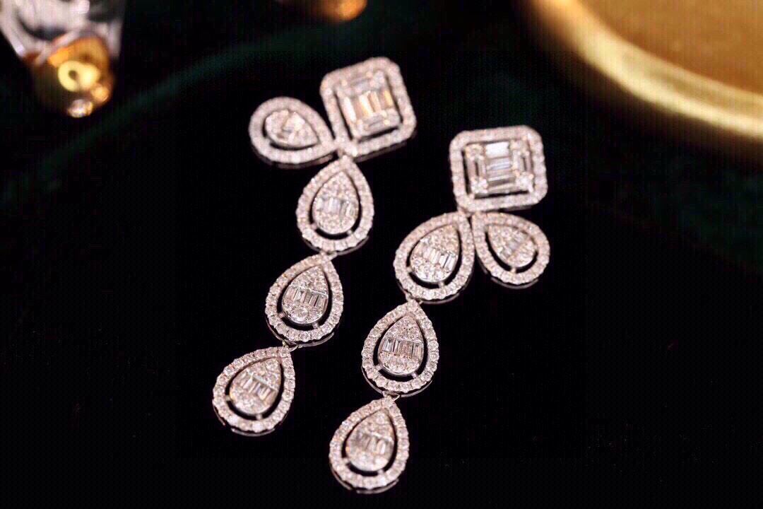 18k Gold Earrings, Studded with 1.50ct Natural Diamond 