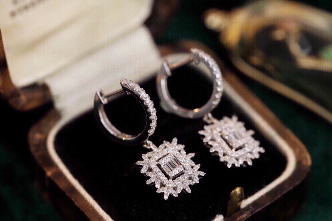 18k Gold Earrings, Studded with 0.60ct Natural Diamond 