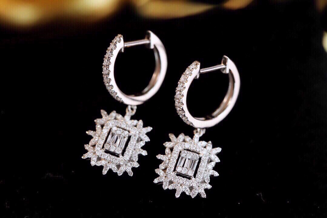 18k Gold Earrings, Studded with 0.60ct Natural Diamond 
