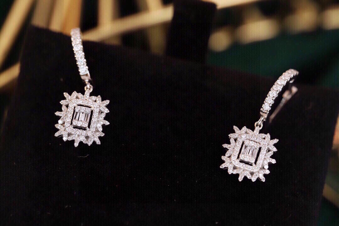 18k Gold Earrings, Studded with 0.60ct Natural Diamond 