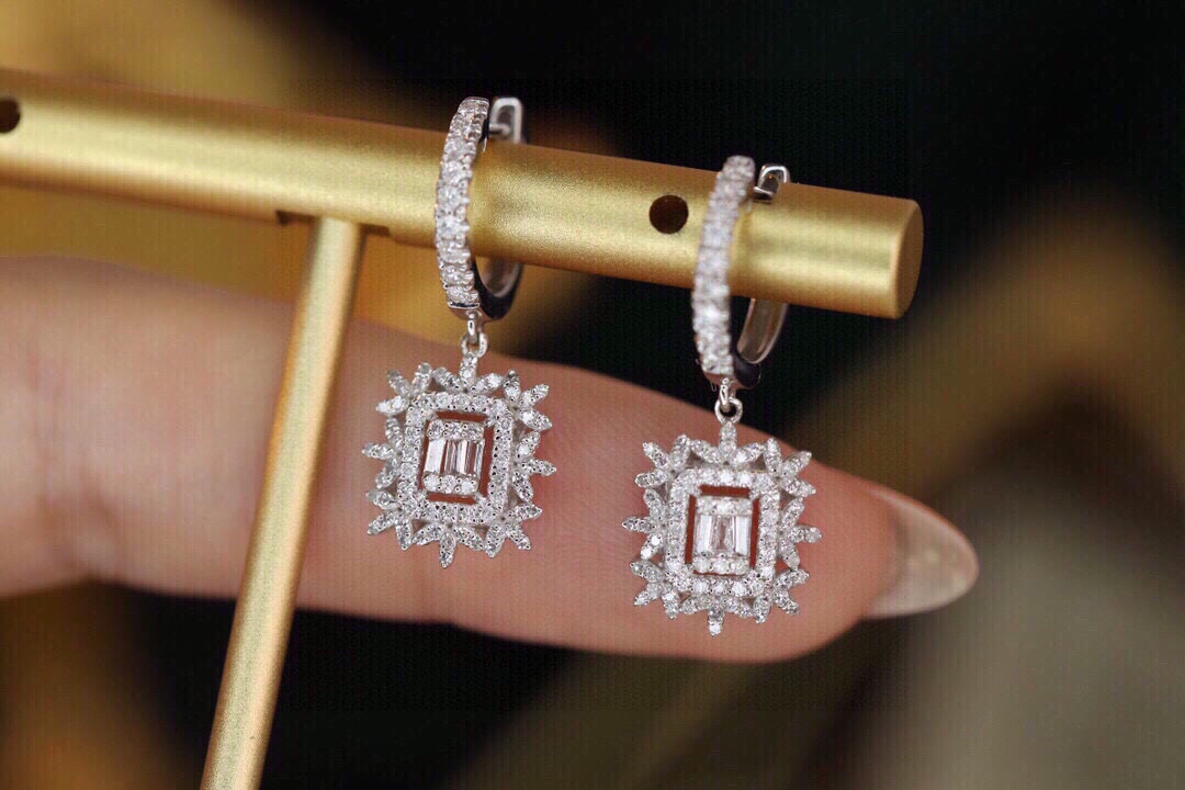 18k Gold Earrings, Studded with 0.60ct Natural Diamond 