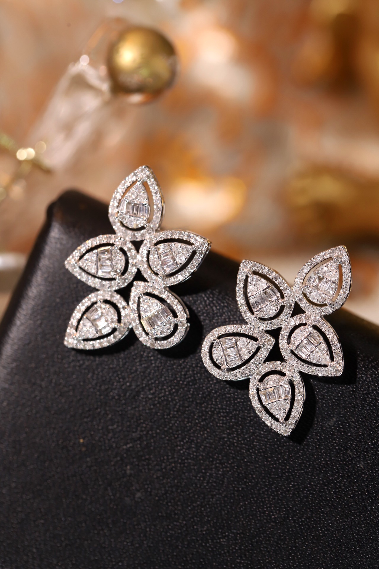 18k Gold Earrings, Studded with 0.90ct Natural Diamond 