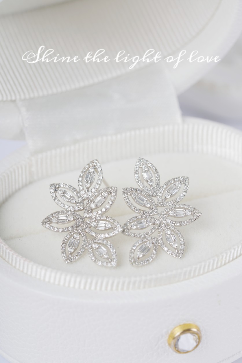 18k Gold Earrings, Studded with 1.16ct Natural Diamond 