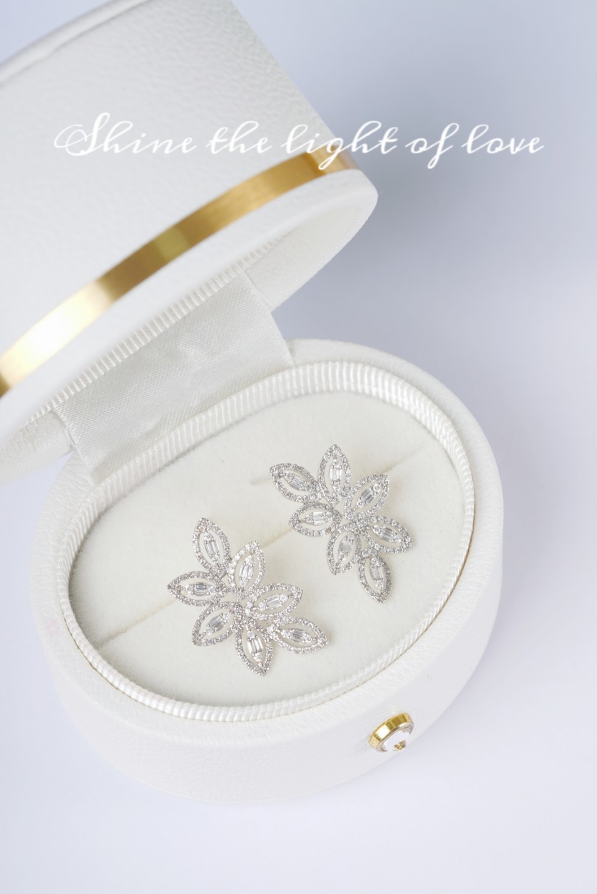 18k Gold Earrings, Studded with 1.16ct Natural Diamond 