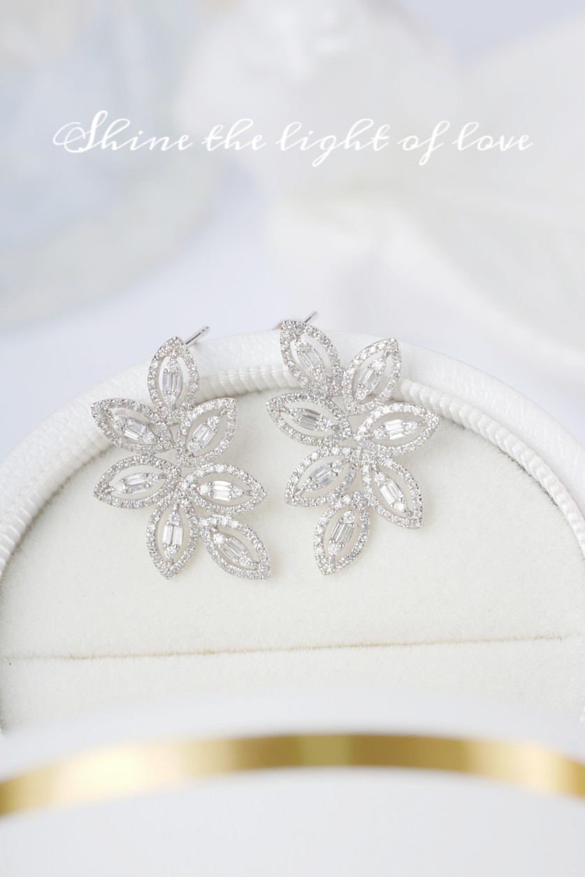 18k Gold Earrings, Studded with 1.16ct Natural Diamond 
