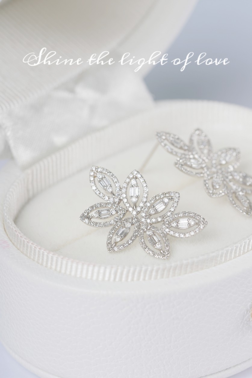 18k Gold Earrings, Studded with 1.16ct Natural Diamond 