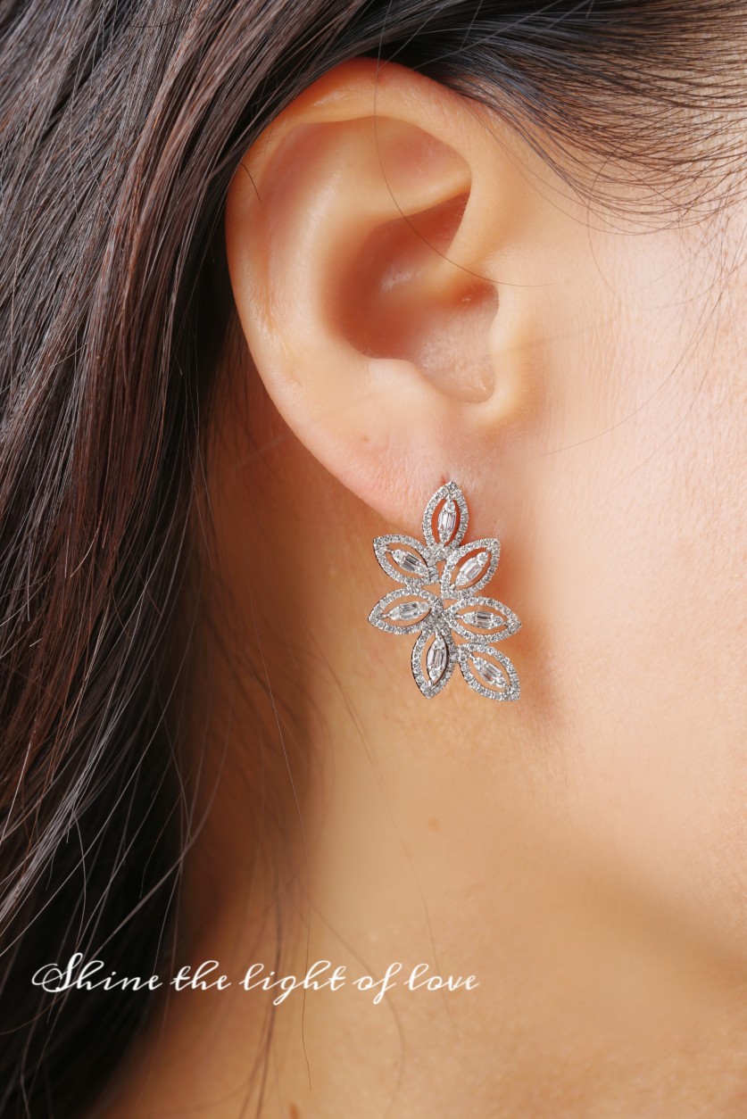 18k Gold Earrings, Studded with 1.16ct Natural Diamond 