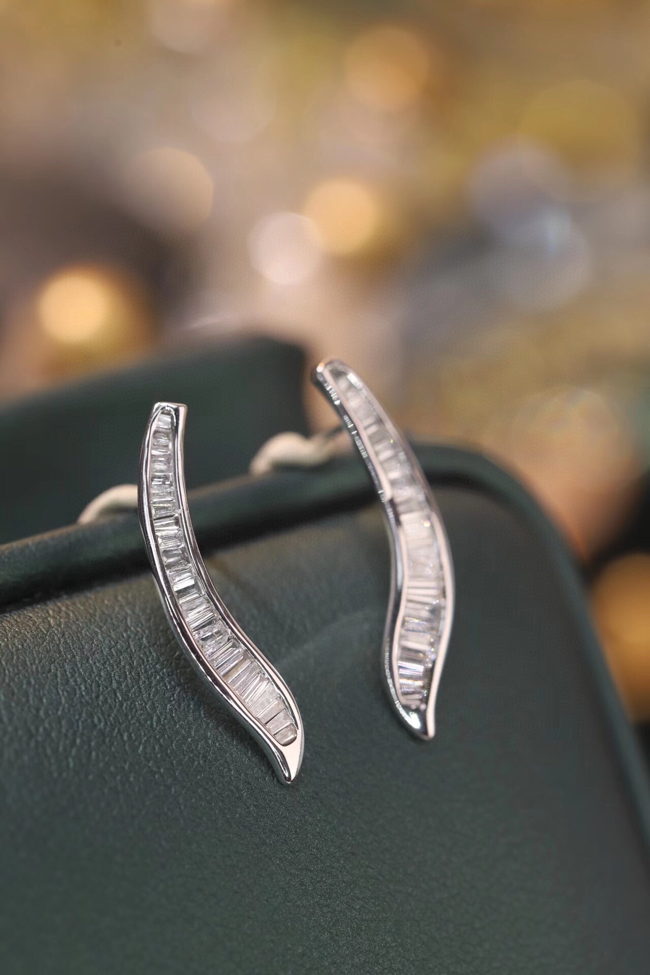 18k Gold Earrings, Studded with 0.50ct Natural Diamond 