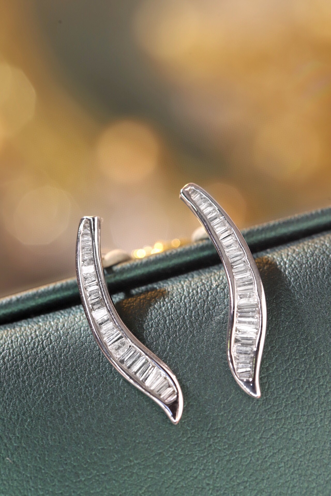 18k Gold Earrings, Studded with 0.50ct Natural Diamond 