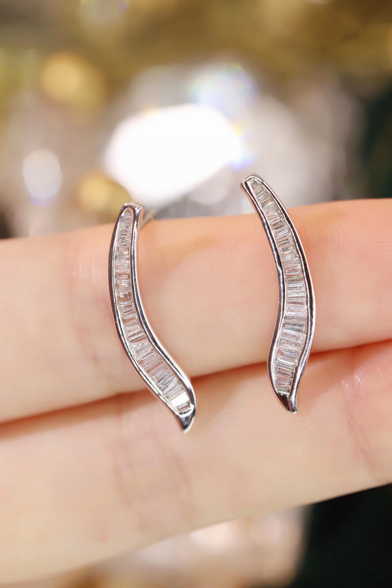 18k Gold Earrings, Studded with 0.50ct Natural Diamond 