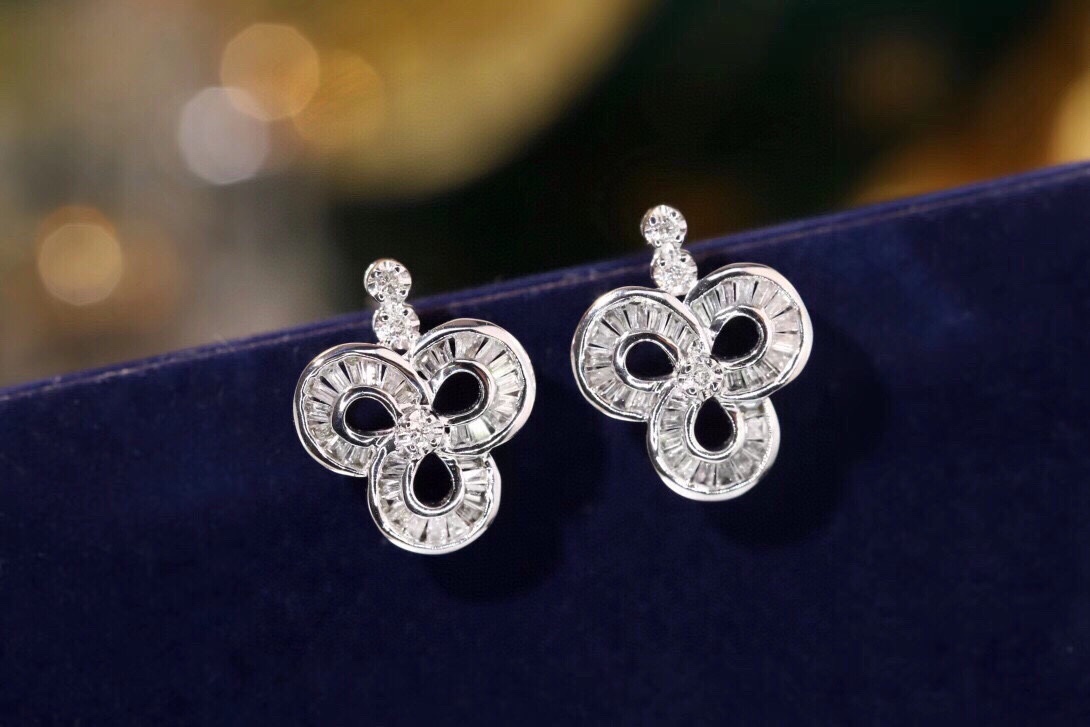 18k Gold Earrings, Studded with 0.32ct Natural Diamond 