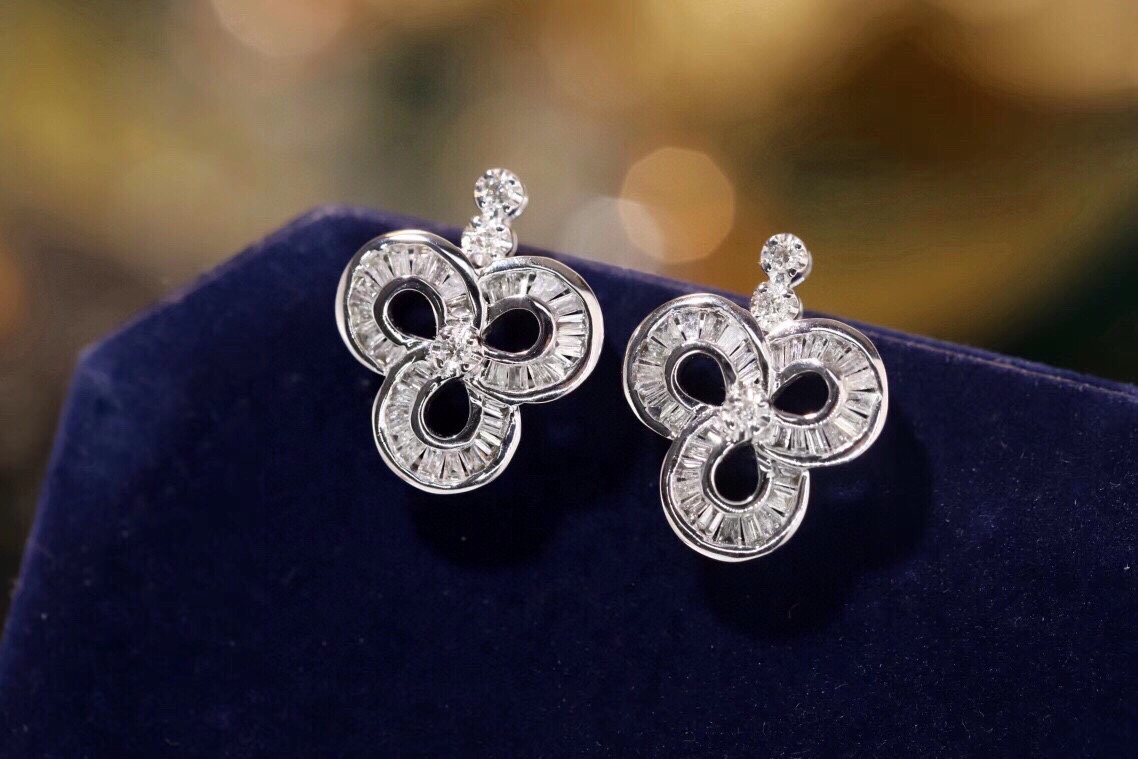 18k Gold Earrings, Studded with 0.32ct Natural Diamond 