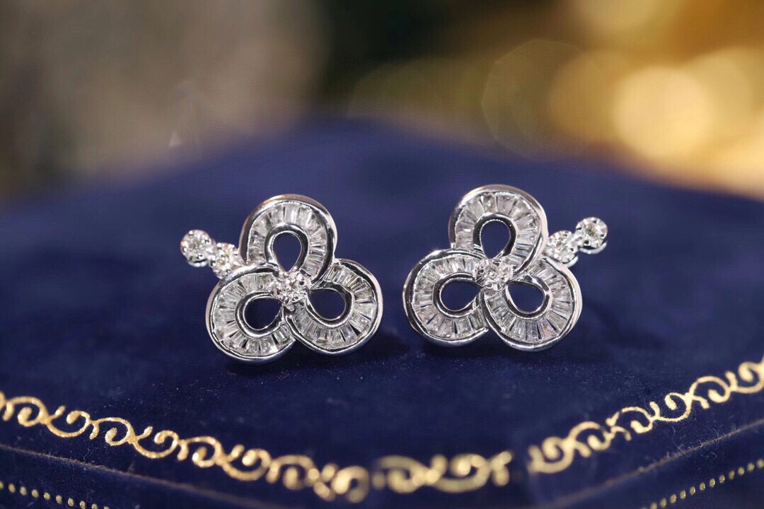 18k Gold Earrings, Studded with 0.32ct Natural Diamond 