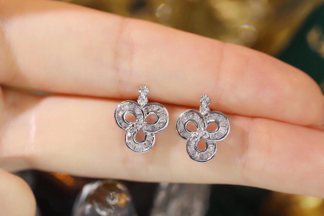 18k Gold Earrings, Studded with 0.32ct Natural Diamond 