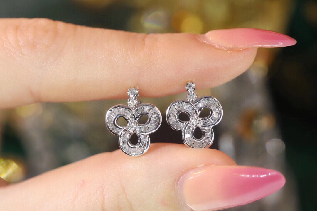 18k Gold Earrings, Studded with 0.32ct Natural Diamond 