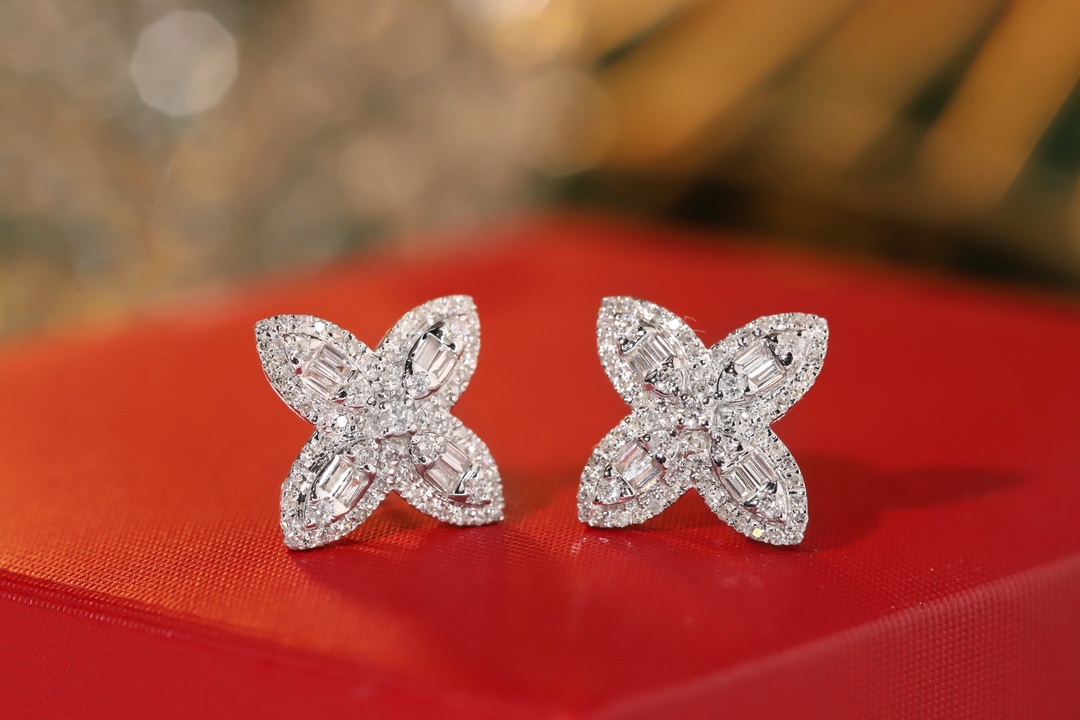 Four leaf clover 18k Gold Earrings, Studded with 0.56ct Natural Diamond 