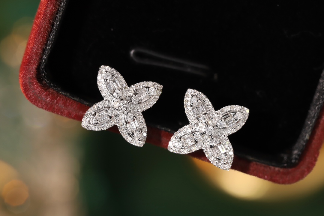 Four leaf clover 18k Gold Earrings, Studded with 0.56ct Natural Diamond 
