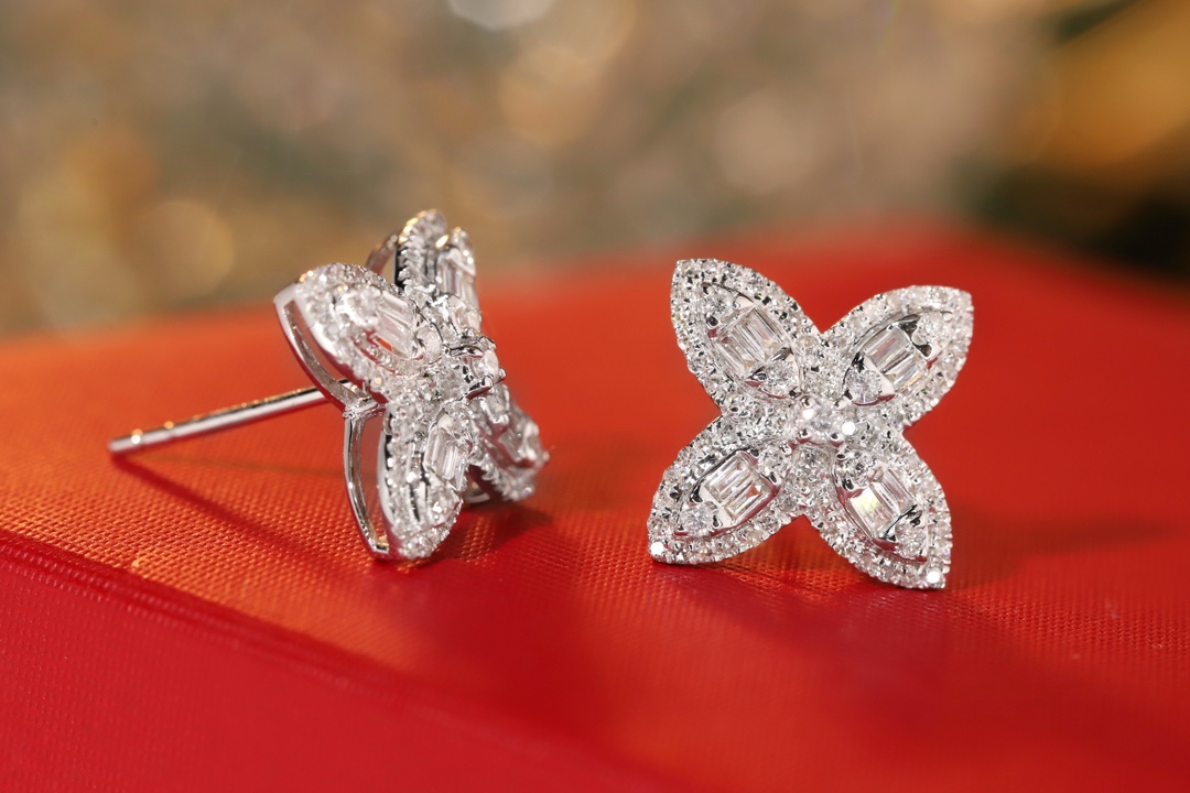 Four leaf clover 18k Gold Earrings, Studded with 0.56ct Natural Diamond 