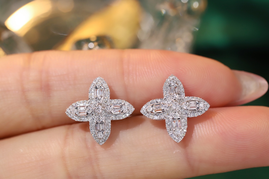 Four leaf clover 18k Gold Earrings, Studded with 0.56ct Natural Diamond 