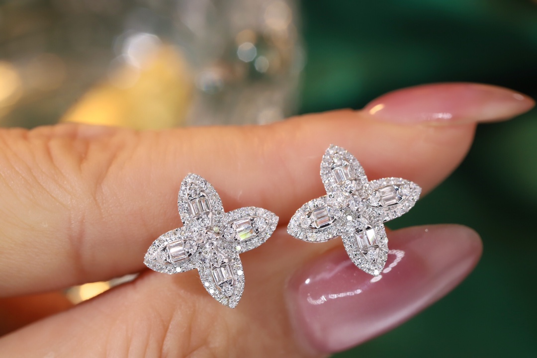 Four leaf clover 18k Gold Earrings, Studded with 0.56ct Natural Diamond 