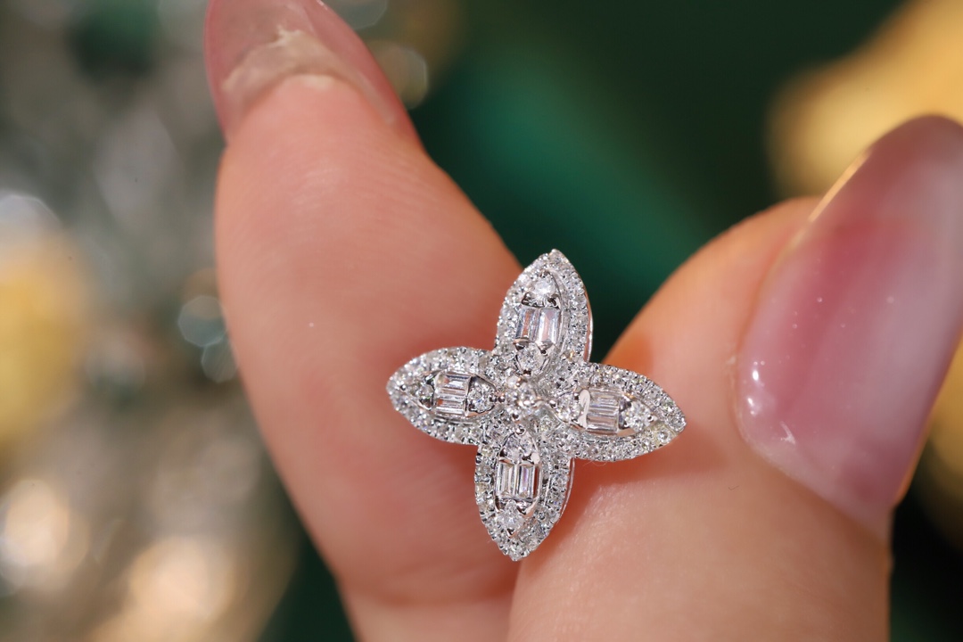 Four leaf clover 18k Gold Earrings, Studded with 0.56ct Natural Diamond 