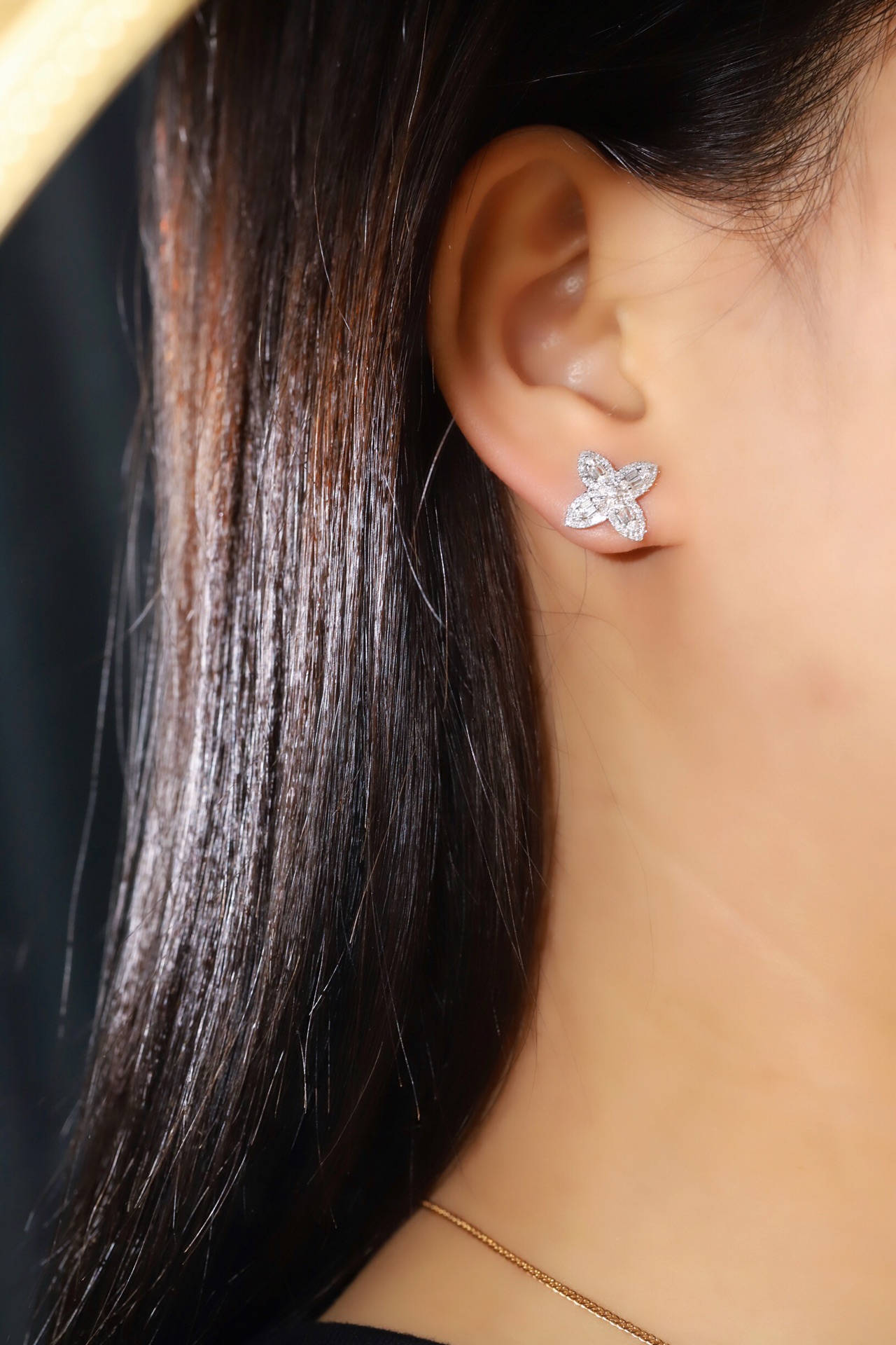 Four leaf clover 18k Gold Earrings, Studded with 0.56ct Natural Diamond 