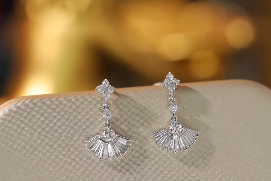 18k Gold Earrings, Studded with 0.70ct Natural Diamond 