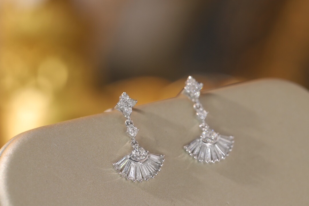 18k Gold Earrings, Studded with 0.70ct Natural Diamond 