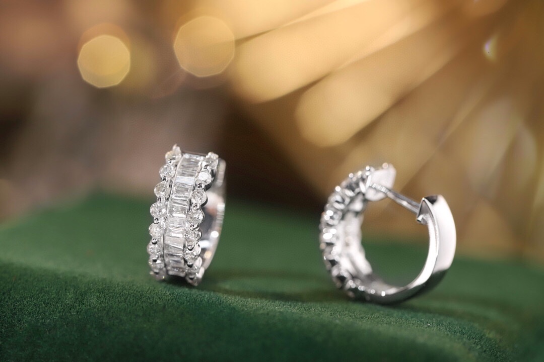 18k Gold Earrings, Studded with 0.50ct Natural Diamond 