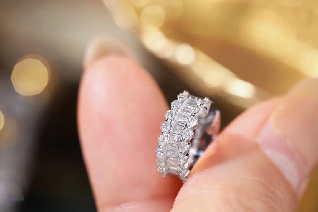 18k Gold Earrings, Studded with 0.50ct Natural Diamond 