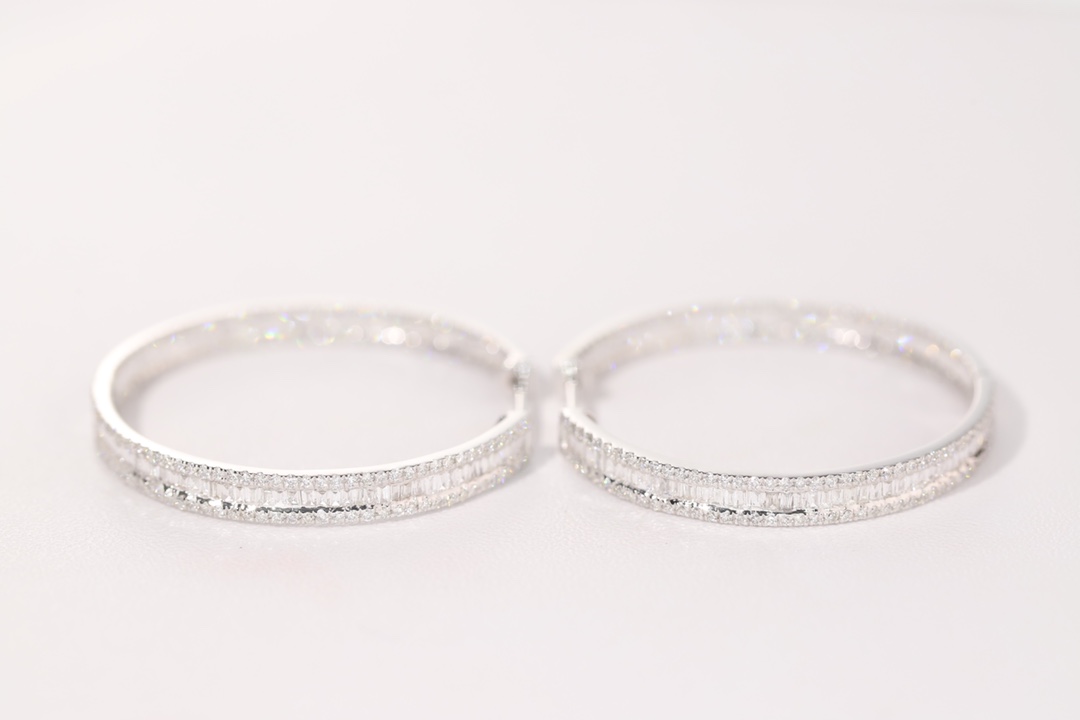 18k Gold Earrings, Studded with 1.60ct Natural Diamond 