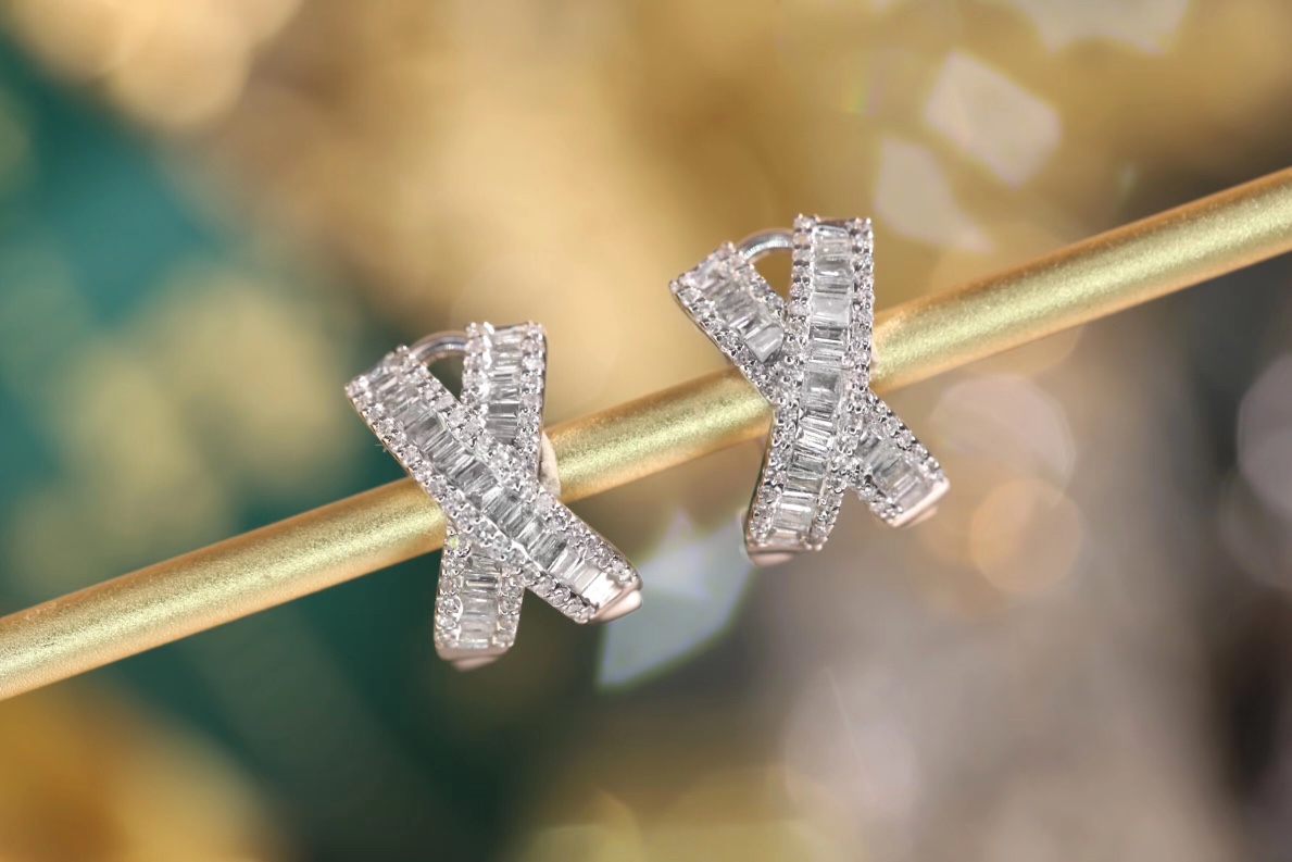 18k Gold Earrings, Studded with 0.60ct Natural Diamond 