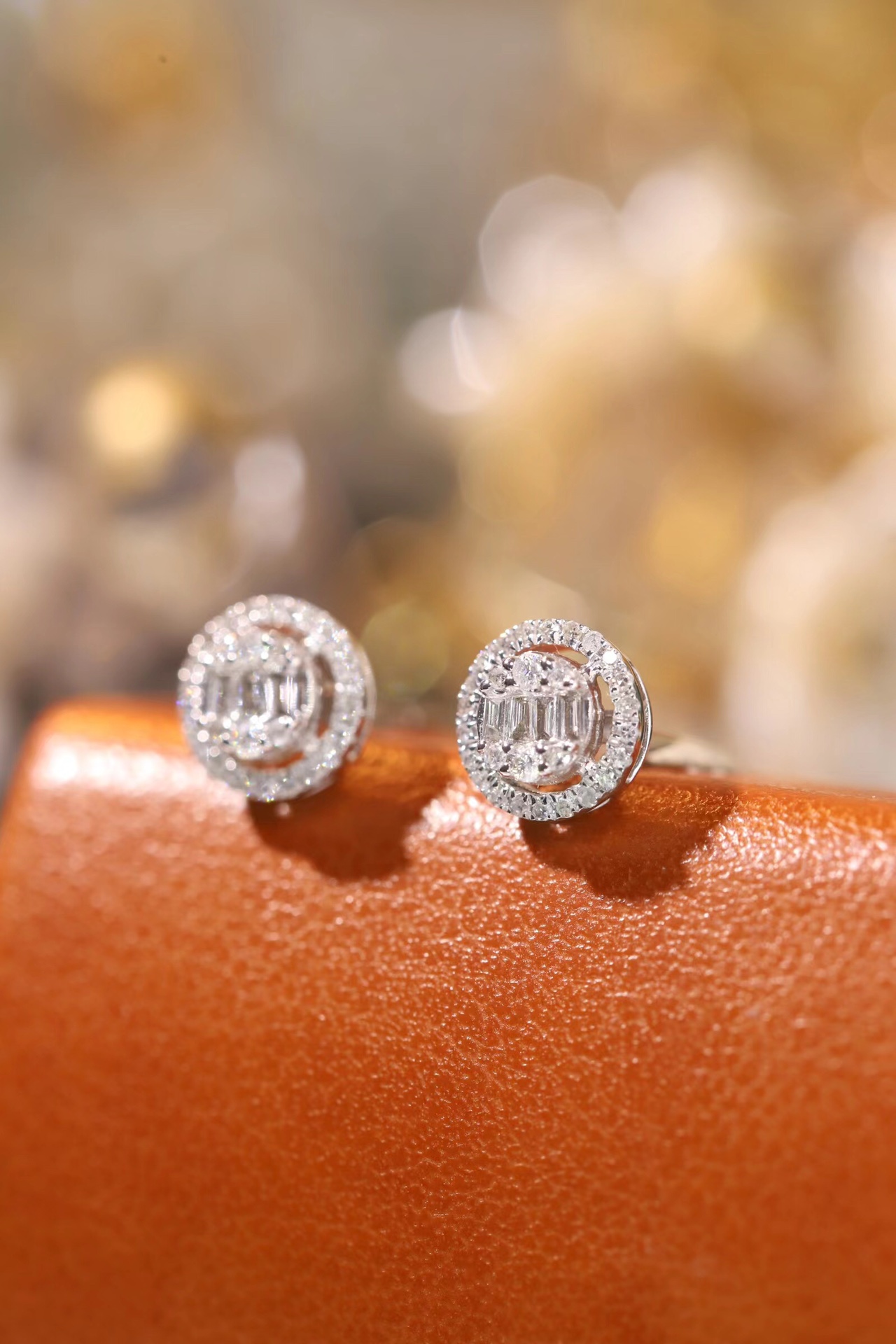 18k Gold Earrings, Studded with 0.26ct Natural Diamond 