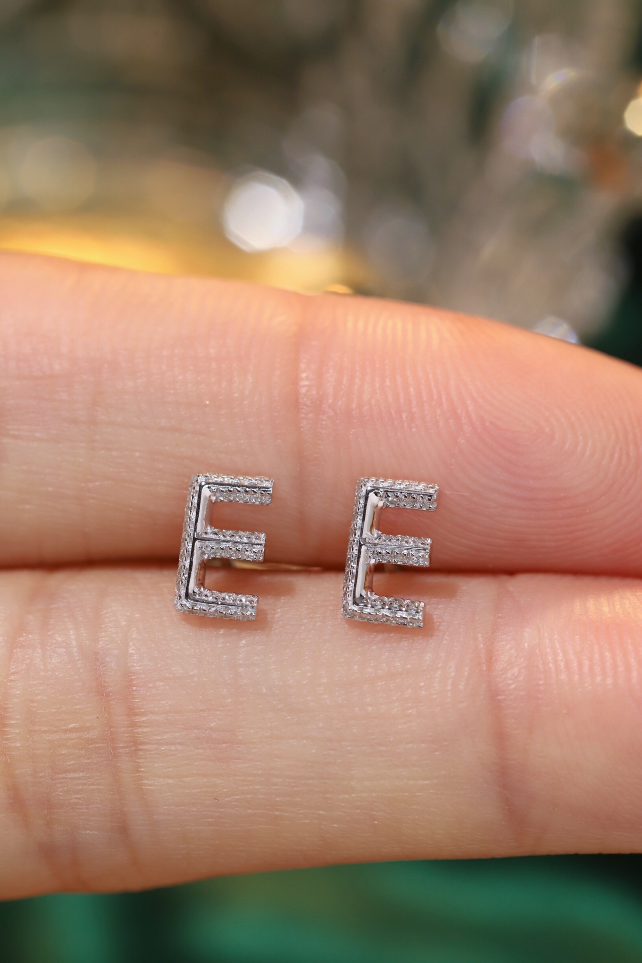 18k gold earring stud with the letter “E” and a 0.10ct natural diamond inlaid.
