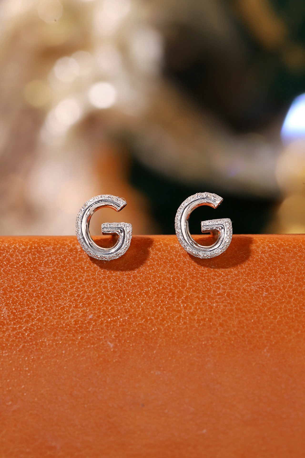 18k gold earring stud with the letter “G” and a 0.10ct natural diamond inlaid.