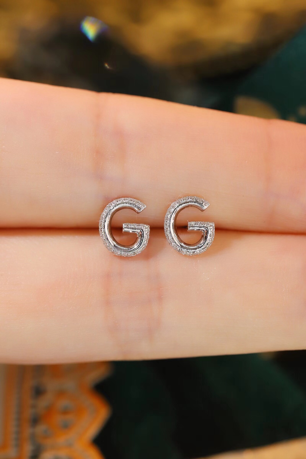 18k gold earring stud with the letter “G” and a 0.10ct natural diamond inlaid.