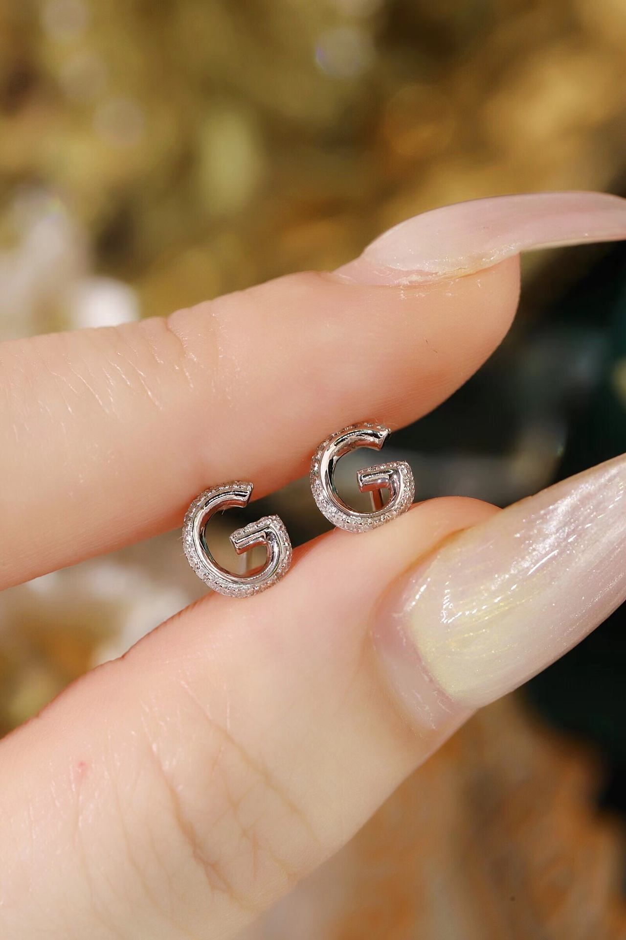 18k gold earring stud with the letter “G” and a 0.10ct natural diamond inlaid.