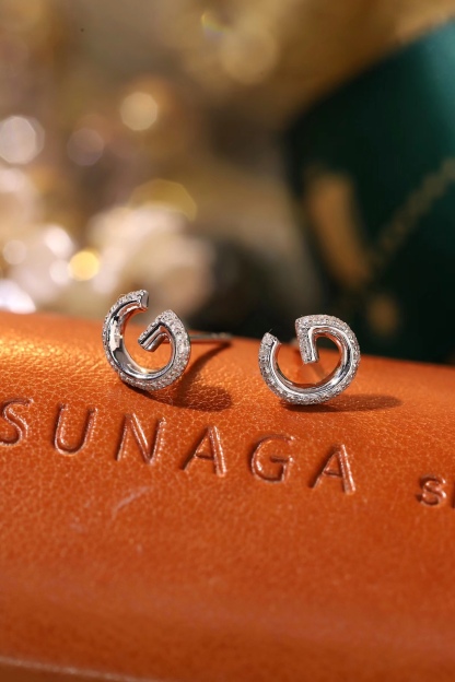 18k gold earring stud with the letter “G” and a 0.10ct natural diamond inlaid.