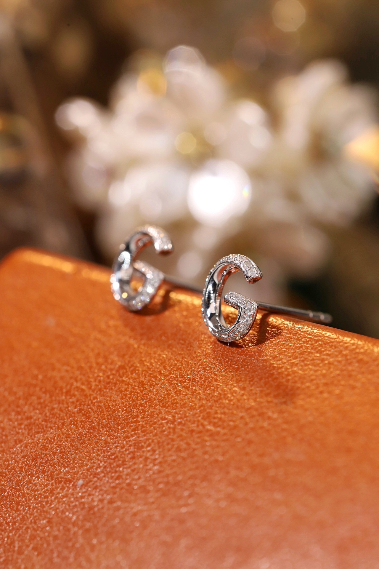 18k gold earring stud with the letter “G” and a 0.10ct natural diamond inlaid.