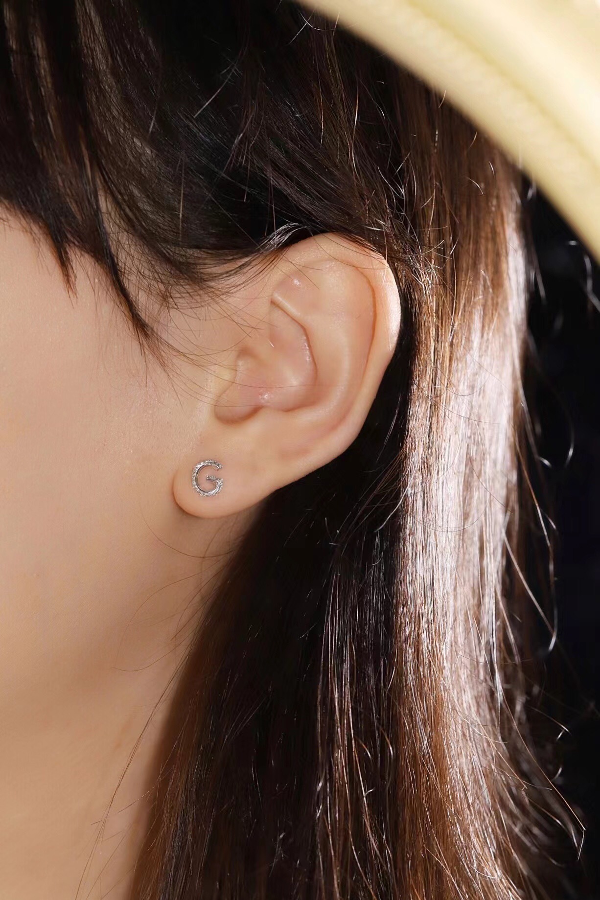 18k gold earring stud with the letter “G” and a 0.10ct natural diamond inlaid.