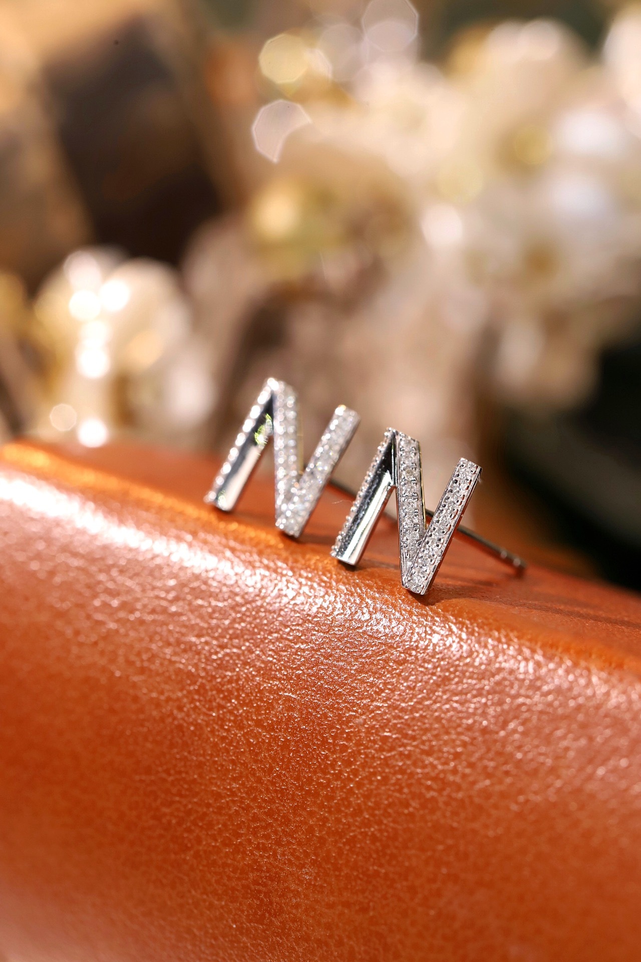 18k gold earring stud with the letter “N” and a 0.10ct natural diamond inlaid.