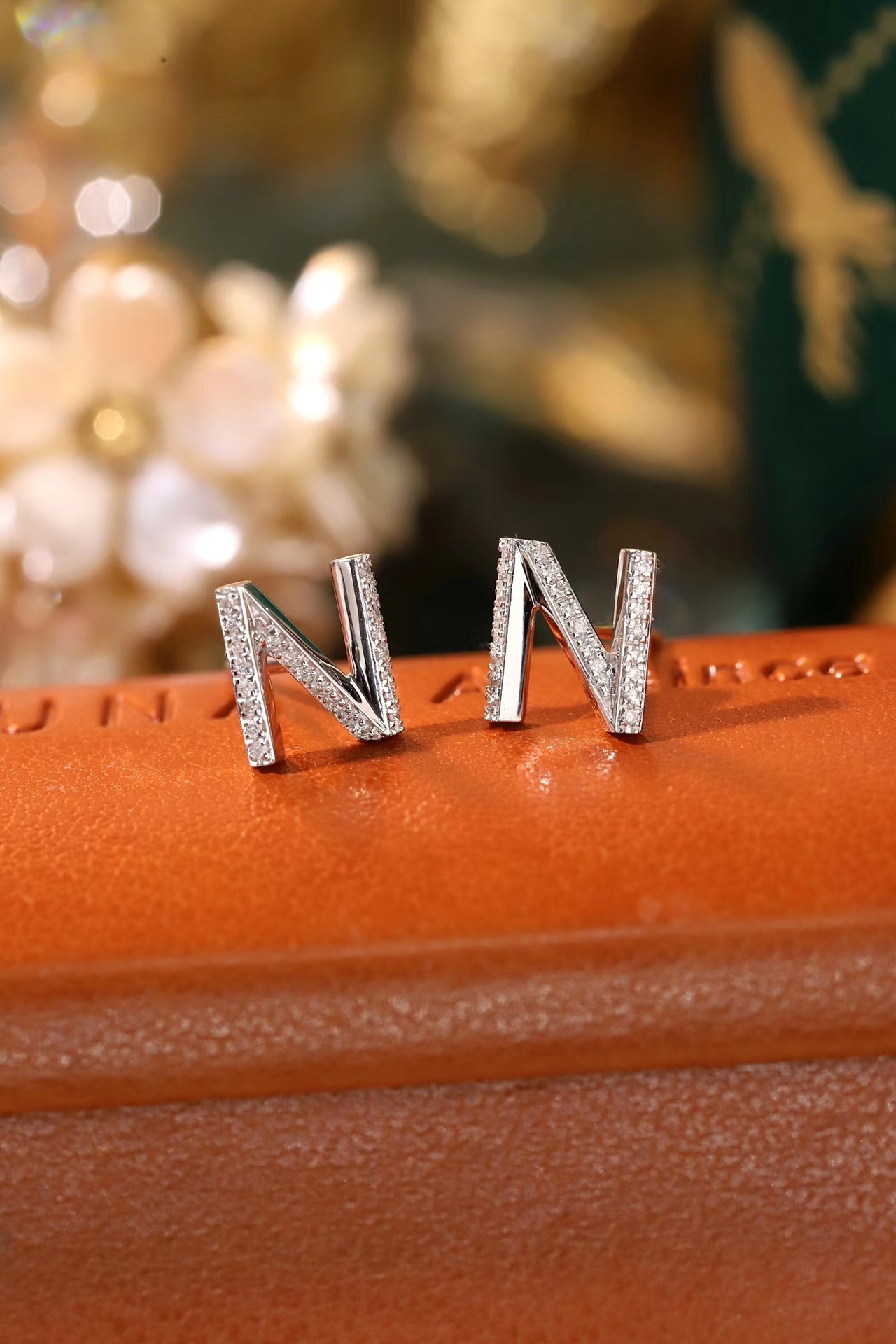 18k gold earring stud with the letter “N” and a 0.10ct natural diamond inlaid.
