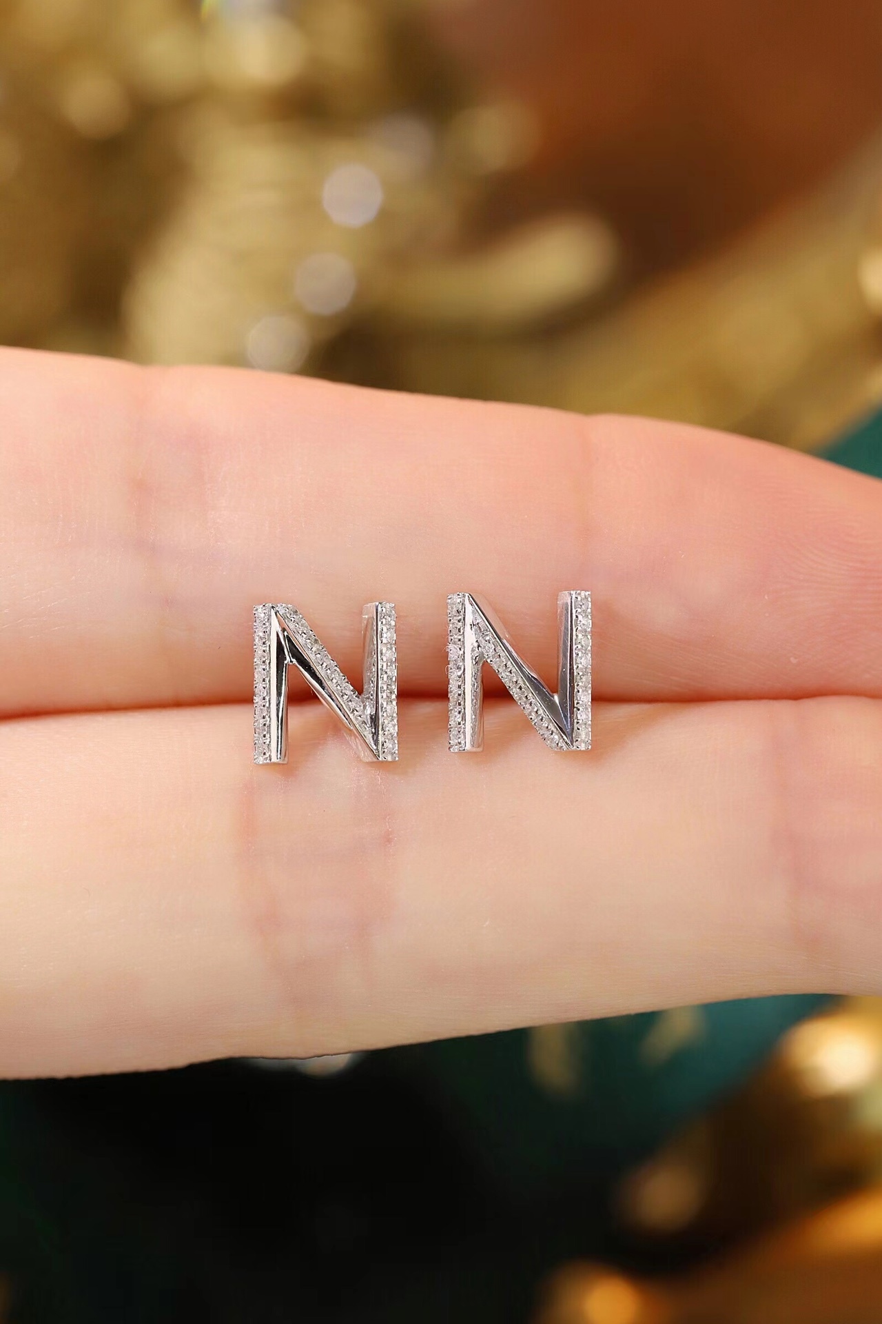 18k gold earring stud with the letter “N” and a 0.10ct natural diamond inlaid.