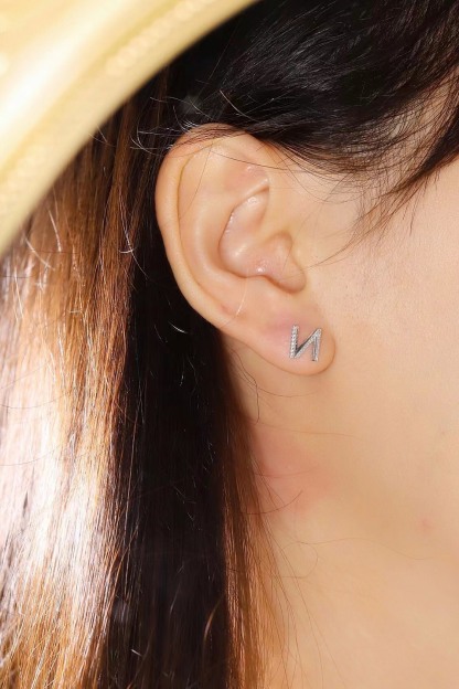 18k gold earring stud with the letter “N” and a 0.10ct natural diamond inlaid.