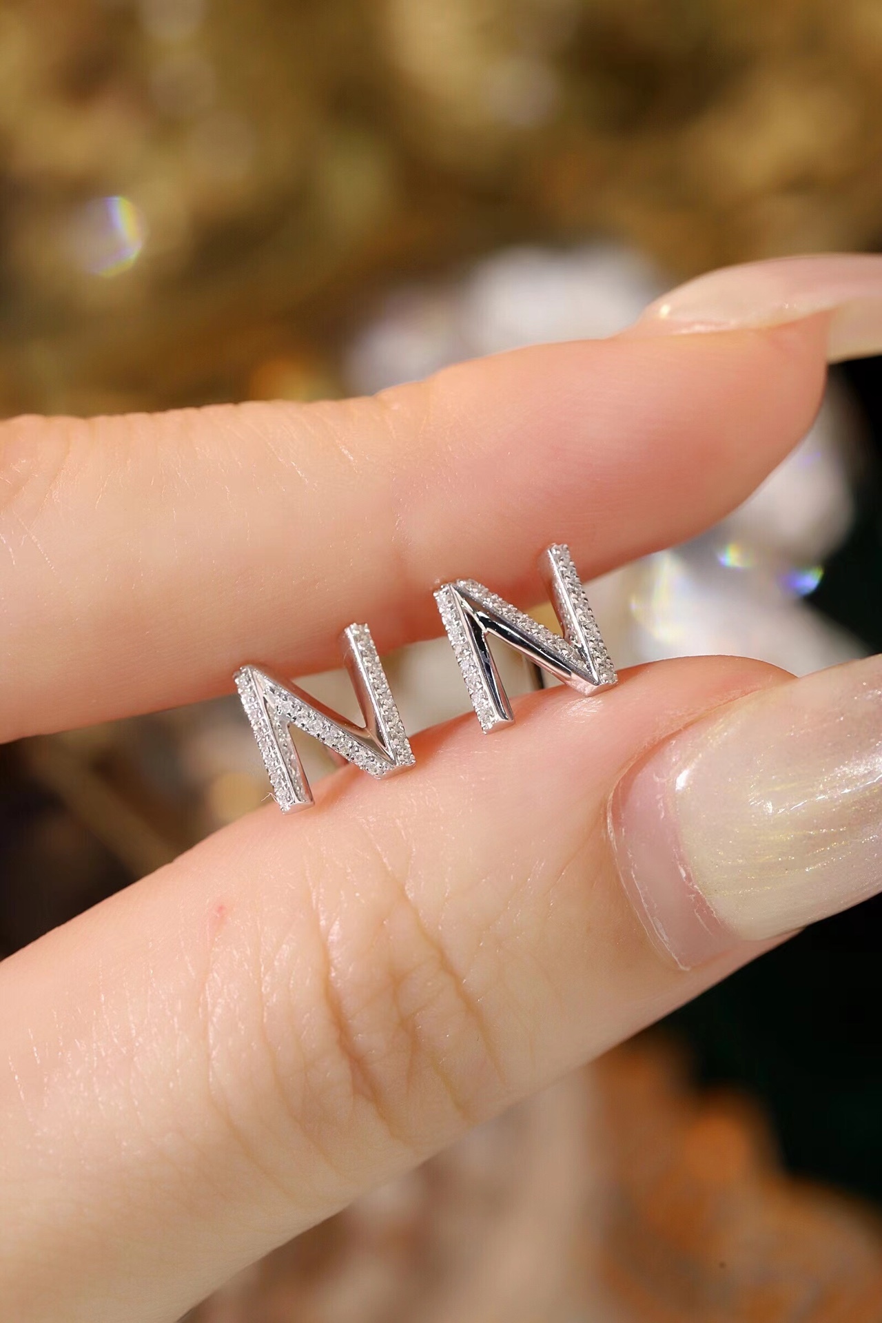18k gold earring stud with the letter “N” and a 0.10ct natural diamond inlaid.