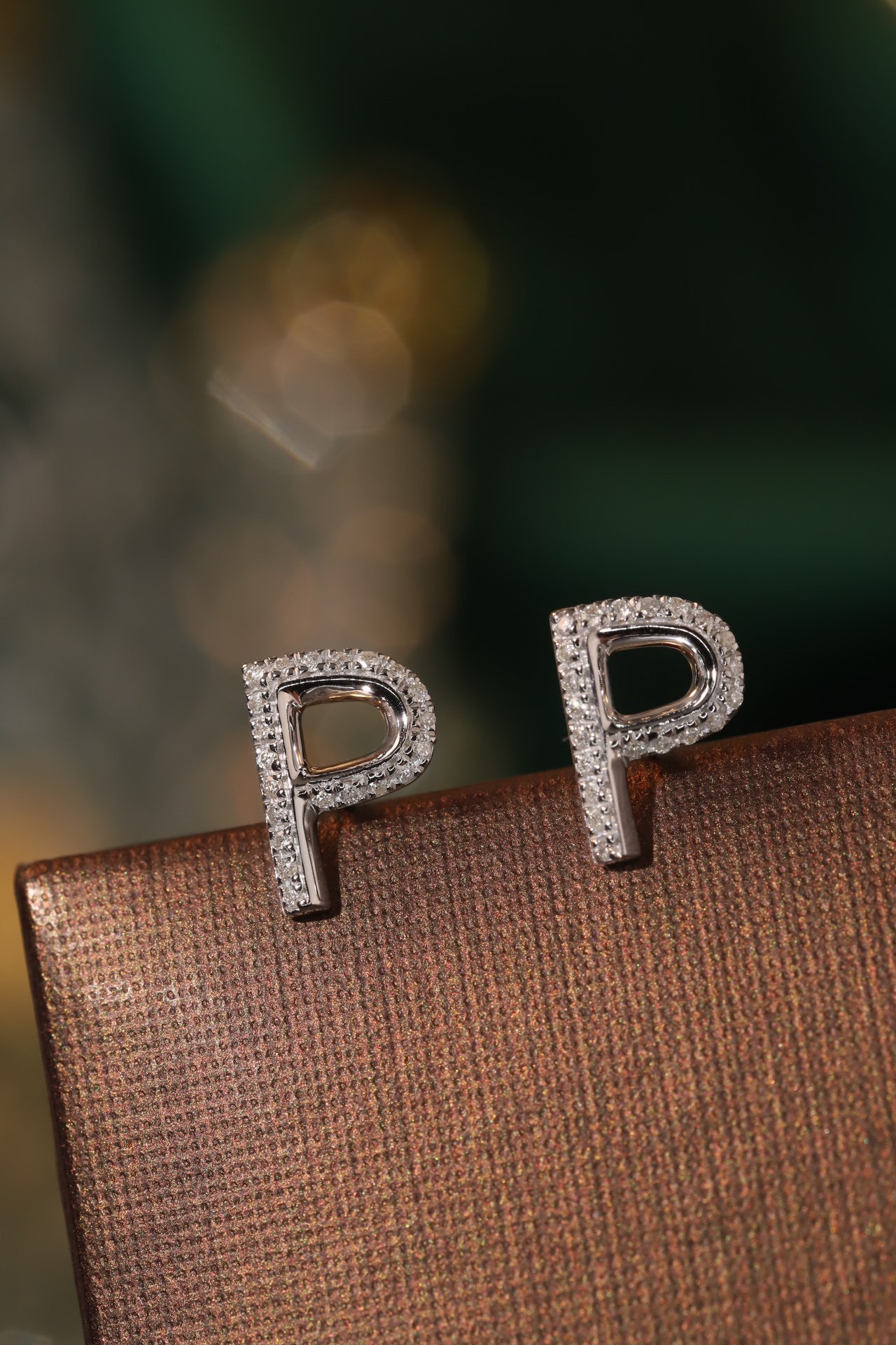 18k gold earring stud with the letter “P” and a 0.10ct natural diamond inlaid.