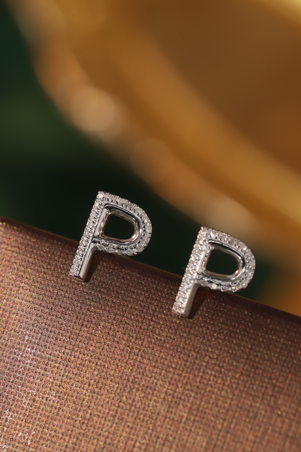 18k gold earring stud with the letter “P” and a 0.10ct natural diamond inlaid.