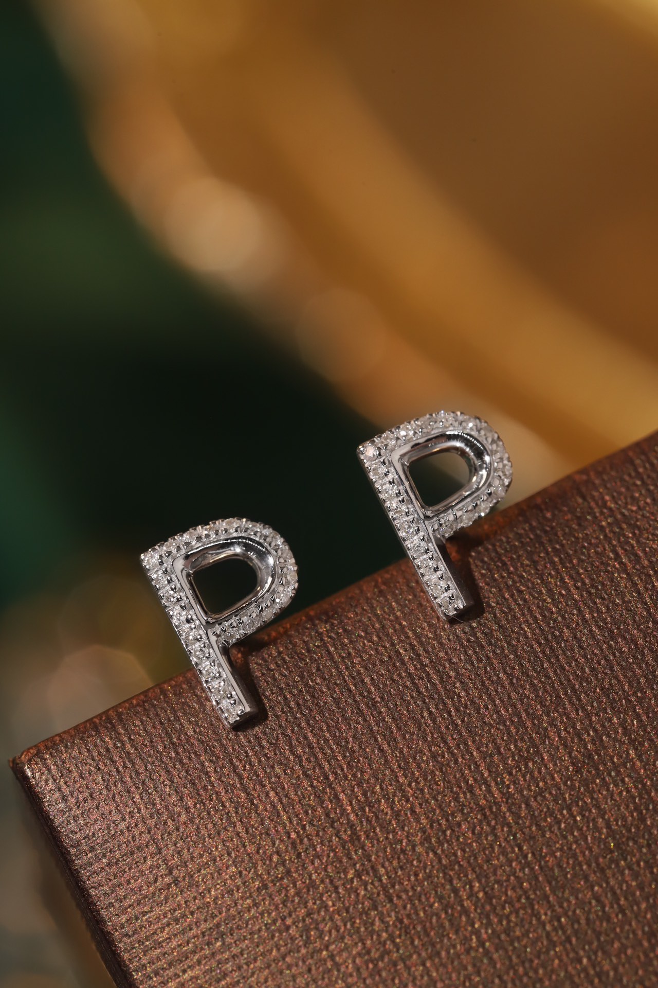 18k gold earring stud with the letter “P” and a 0.10ct natural diamond inlaid.