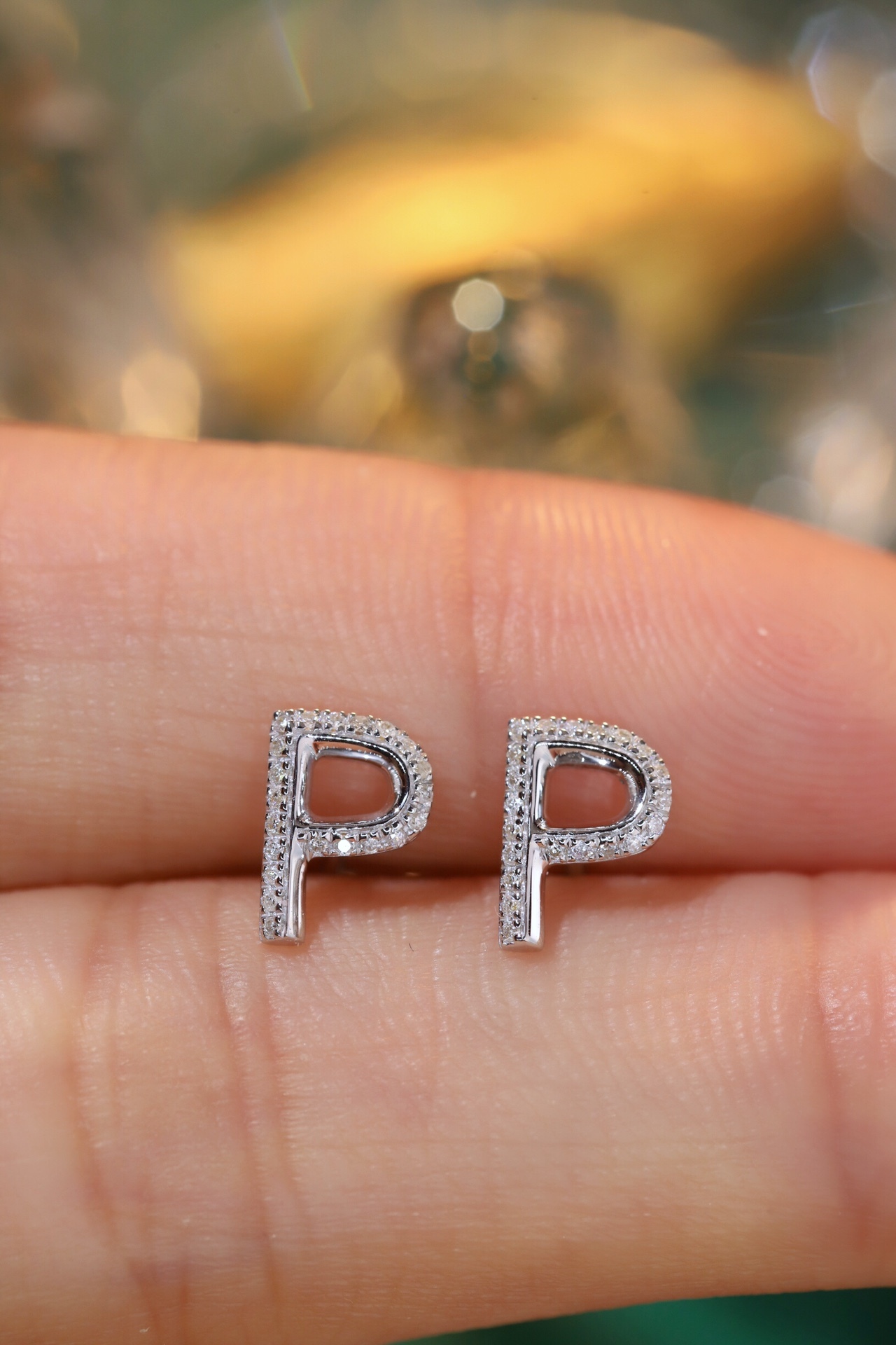 18k gold earring stud with the letter “P” and a 0.10ct natural diamond inlaid.
